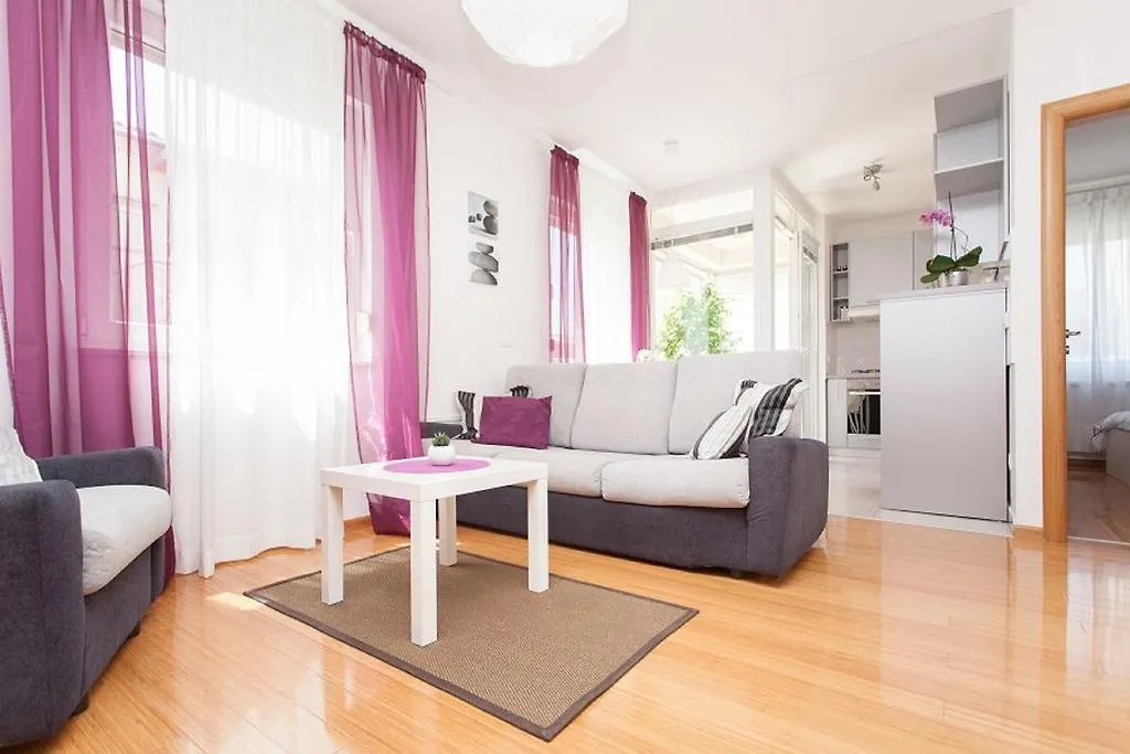 Kuvi Apartments Ровинь