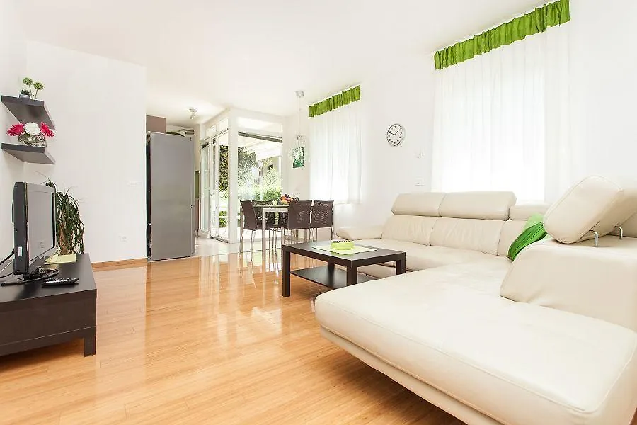Kuvi Apartments Ровинь