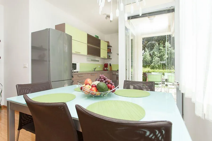 Kuvi Apartments Ровинь